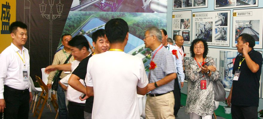 各企業(yè)來永盛展區(qū)了解學(xué)習(xí)永盛最新數(shù)控設(shè)備、機(jī)器人焊接等生產(chǎn)工藝.jpg