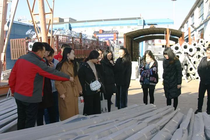河北美院實(shí)驗(yàn)班師生參觀景觀燈.webp.jpg