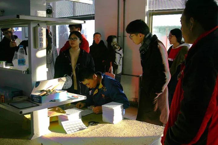實(shí)驗(yàn)班師生參觀LED生產(chǎn)車間.webp.jpg
