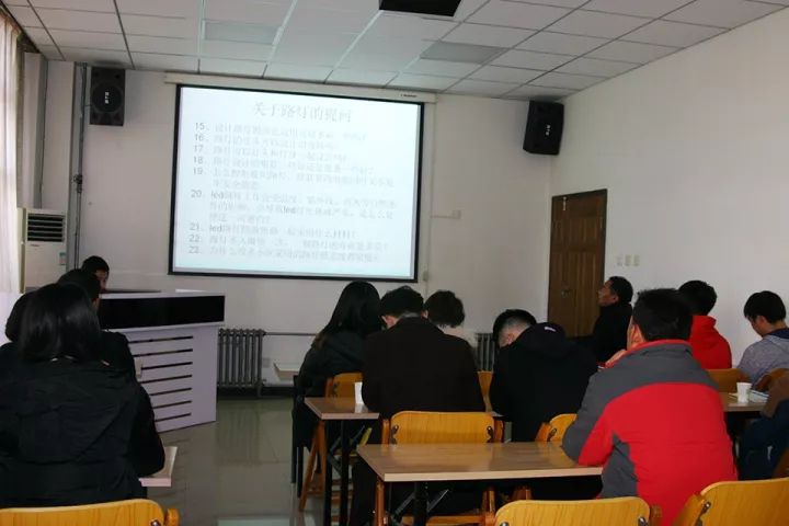 韓總和河北美院實(shí)驗(yàn)班師生就學(xué)生燈具設(shè)計(jì)時(shí)產(chǎn)生的問題展開問答.webp.jpg